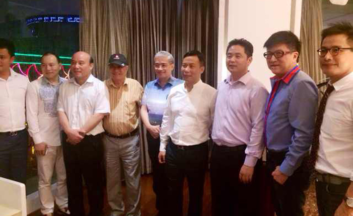 鄭建龍總裁與金融圈知名人士進(jìn)行交流探討