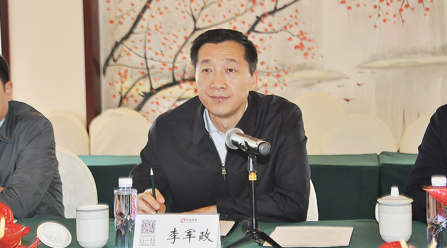 半島星空體育·（世界杯）官方網(wǎng)站與李軍政市委書記洽談華山等項(xiàng)目合作