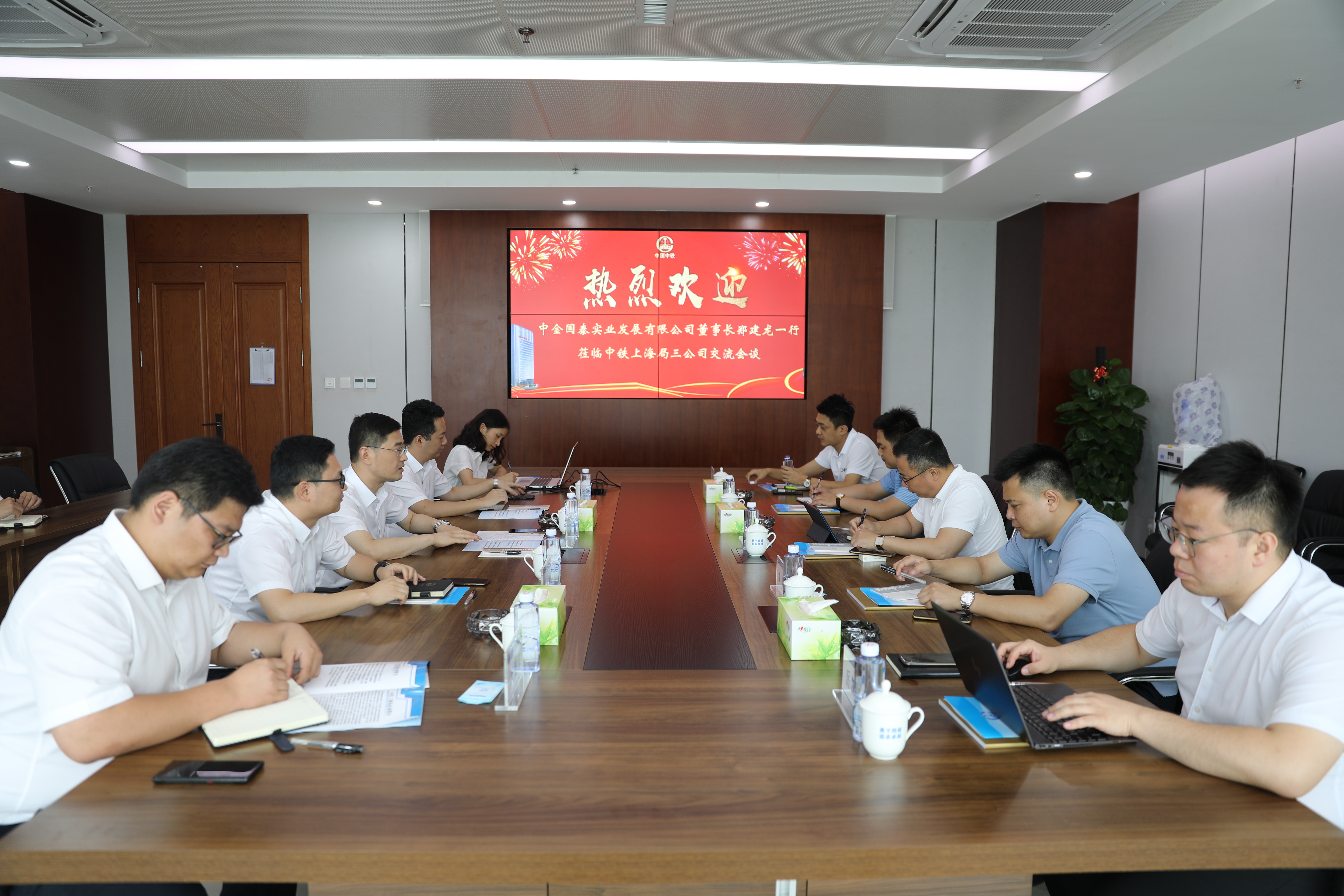 半島星空體育·（世界杯）官方網(wǎng)站與中鐵上海局三公司舉行工作會(huì)談